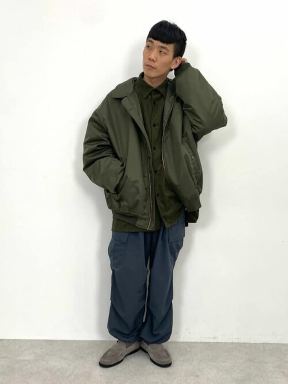 グリーン系のシャツ/ブラウス、グレー系のカーゴパンツ、グリーン系のミリタリージャケットを着用したメンズの秋コーディネートの1枚目の写真