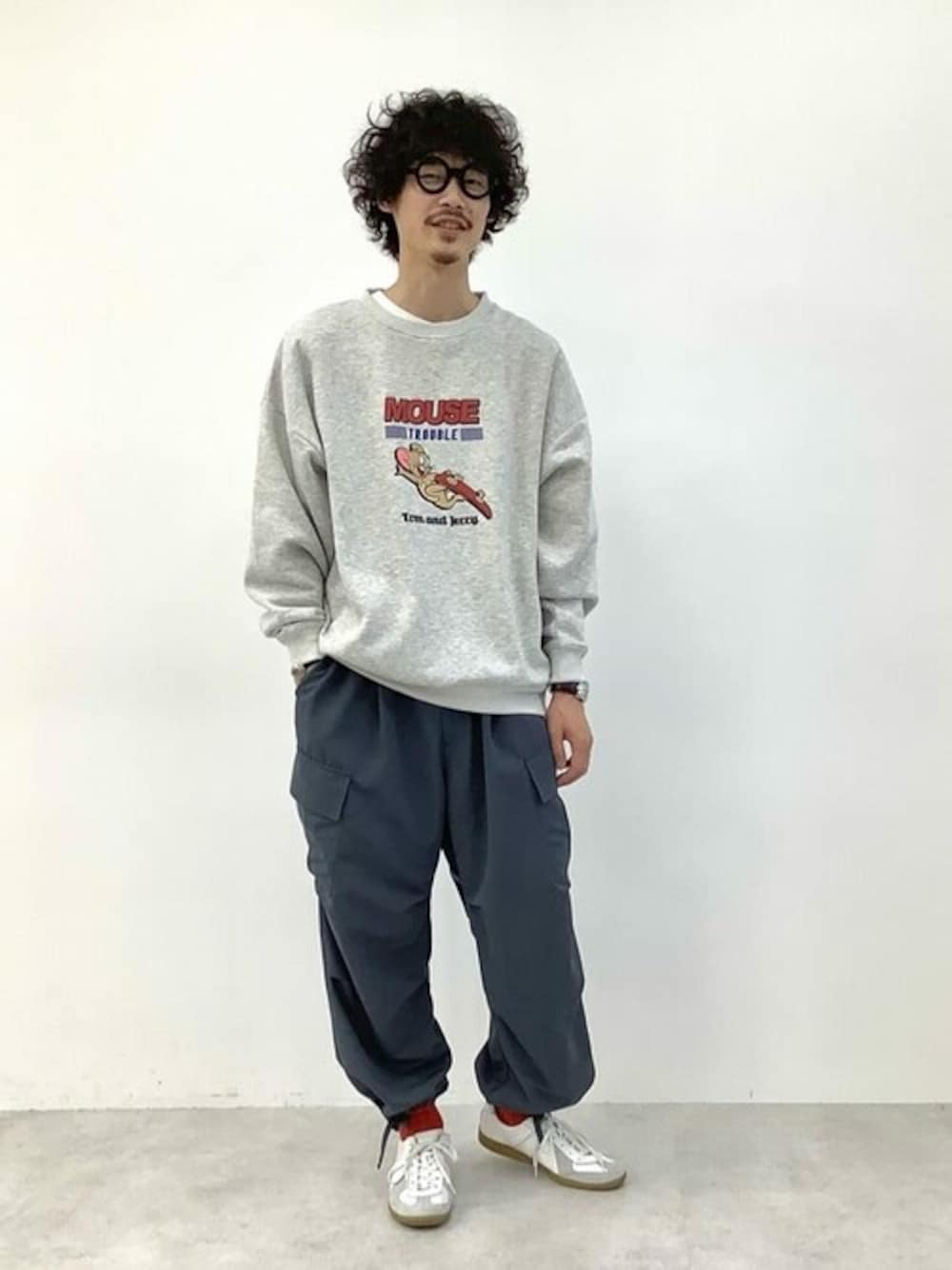 グレー系のカーゴパンツ、グレー系のTシャツ/カットソーを着用したメンズの秋コーディネートの1枚目の写真