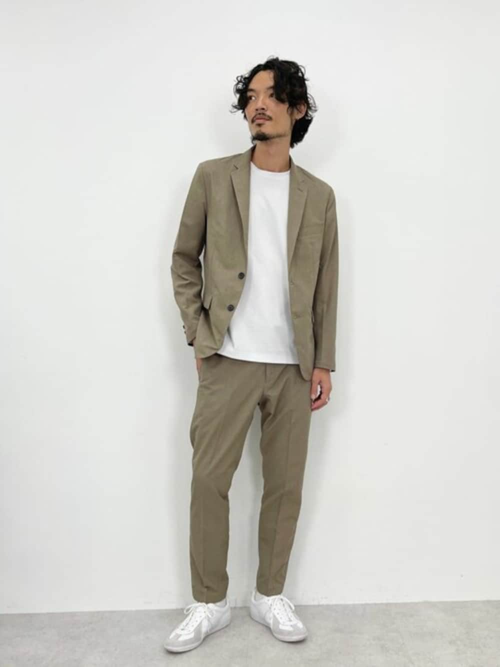 ホワイト系のTシャツ/カットソー、その他のスニーカー、ブラウン系のセットアップを着用したメンズの秋コーディネートの1枚目の写真