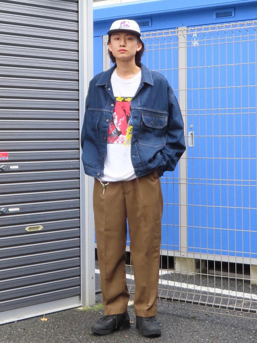 「リーバイス、Levis、リーバイス21aw、夏コーデ、デニムジャケット、キャップ、スラックス、ビックシルエット、プリントT、カジュアル、ストリートコーデ」｜「Levi'sのSTAY LOOSE TYPE 1 デニムジャケット SHOW ME YOUR SOUL（デニムジャケット、ブルー系）」を使った、isseiさん（メンズ・180cm）の夏コーディネートの1枚目の写真