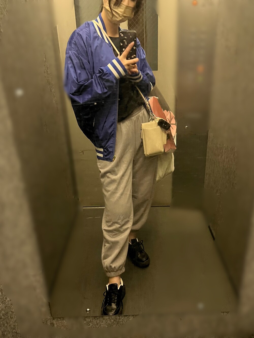 「スポーツミックス、スタジャン、ブルゾン、Tシャツ、スウェット、スウェットパンツ、スニーカー、メンズライク、カジュアル」｜「FIG&VIPERのナイロンBZ（ブルゾン、ブルー系）」を使った、みっちゃそさん（レディース・165cm）の秋コーディネートの1枚目の写真