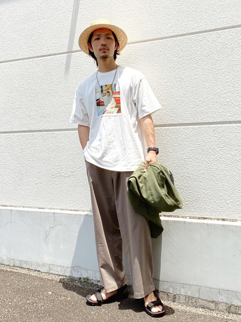 ホワイト系のTシャツ/カットソー、グリーン系のシャツ/ブラウス、ベージュ系のスラックスを着用したメンズの夏コーディネートの1枚目の写真