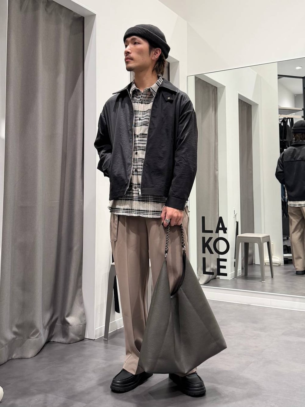 ブラック系のローファー、グレー系のトートバッグ、ホワイト系のTシャツ/カットソーを着用したメンズの春コーディネートの1枚目の写真