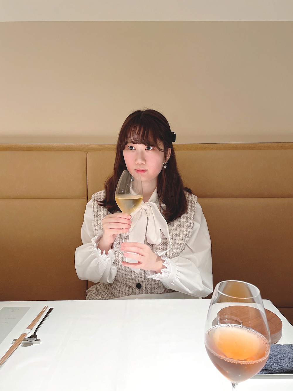 「ZARA、ハロウィン、リボン、誕生日、大人カジュアル、ゆるコーデ、ランチ、リボンブラウス、秋コーデ、おしゃれさんと繋がりたい、オトナ女子、ザラコーデ、低身長女子、フェラガモ、ferragamo」｜「ZARAのアイテム（シャツ/ブラウス、ホワイト系）」を使った、nanaさん（レディース・155cm）の秋コーディネートの1枚目の写真