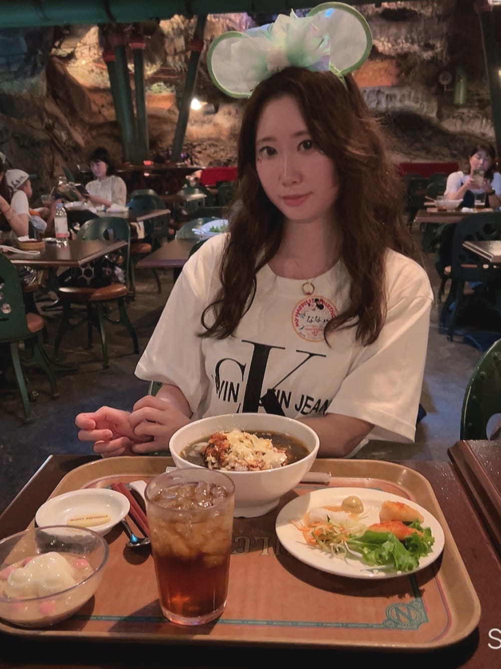 「ゆるコーデ、Tシャツ、カルバンクライン、ck、ディズニーコーデ、ディズニーシー、オトナ女子、スカートコーデ、150cm台コーデ」｜「Calvin Kleinの【Calvin Klein / カルバンクライン】 CORE MONOLOGO JEANS TEE ロゴ 半袖 Tシャツ（Tシャツ/カットソー、ホワイト系）」を使った、nanaさん（レディース・155cm）の秋コーディネートの1枚目の写真