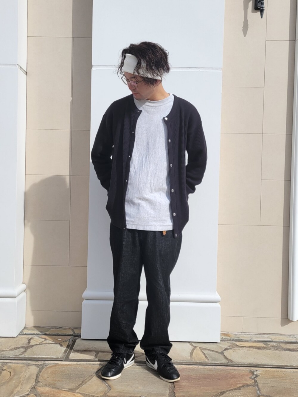 「シンプルコーデ、ヘアバンド、OVERRIDE、override 、カーディガン、デニム、ブラックデニム、モノトーン、スニーカー、スニーカーコーデ、NIKE、ナイキ、コルテッツ、メガネ男子、帽子×メガネ」｜「OVERRIDEのOVERRIDE POLY HEADBAND Ag+（ヘアバンド、ホワイト系）」を使った、くすくすさん（メンズ・167cm）の冬コーディネートの1枚目の写真