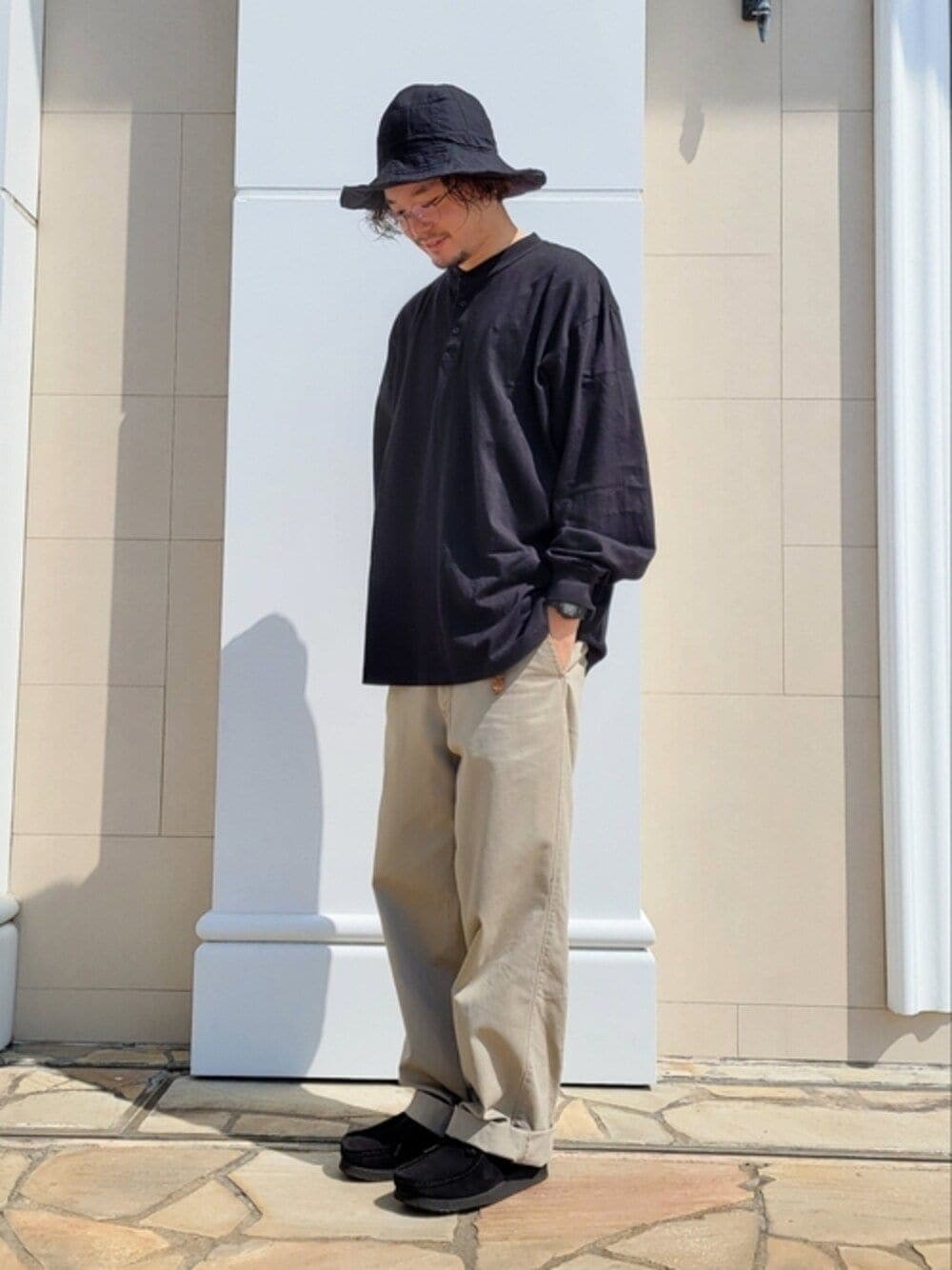 「春服みてみて、チューリップハット、帽子、arth、シンプルコーデ、チノパン、春コーデ、ブーツ、オーバーサイズ、春、古着MIX、メガネ男子、clarks、ヘンリーネック、帽子×メガネ」｜「OSHKOSHのアイテム（チノパンツ、ベージュ系）」を使った、くすくすさん（メンズ・167cm）の春コーディネートの1枚目の写真