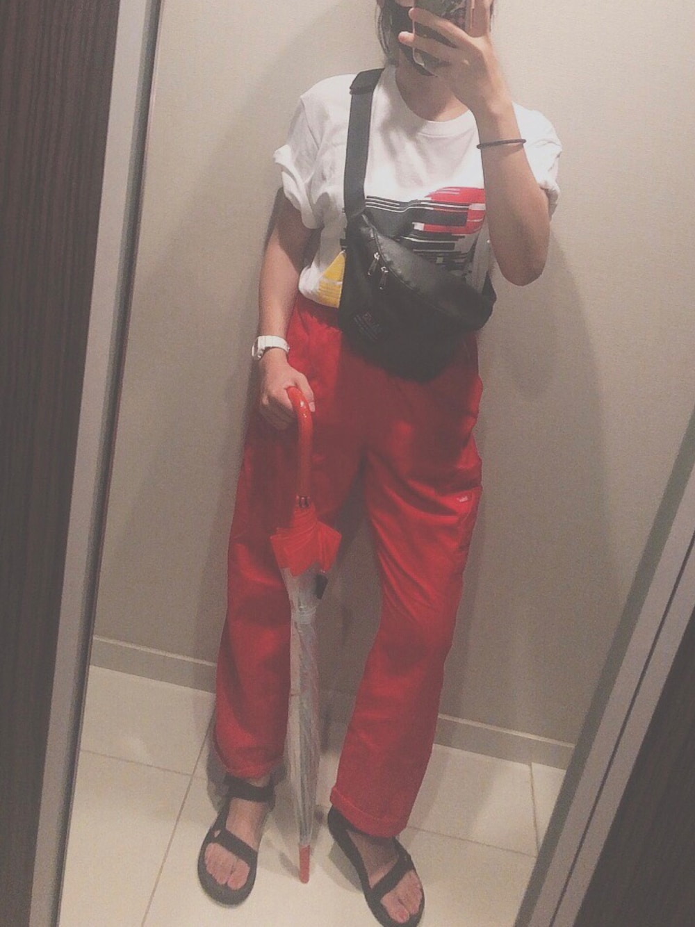 「Dickies、赤パンツ、ツアーT、白Tシャツ、カジュアル、teva、summer」｜「Dickiesのアイテム（パンツ、レッド系）」を使った、Asamiさん（レディース・160cm）の秋コーディネートの1枚目の写真