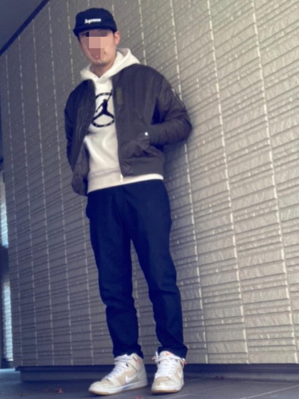 「冬コーデ、大人カジュアル、スニーカー、カジュアル、シンプルコーデ、休日スタイル、UNIQLO、supreme」｜「Supreme のアイテム（キャップ、ブラック系）」を使った、trnkhtlさん（メンズ・172cm）の冬コーディネートの1枚目の写真
