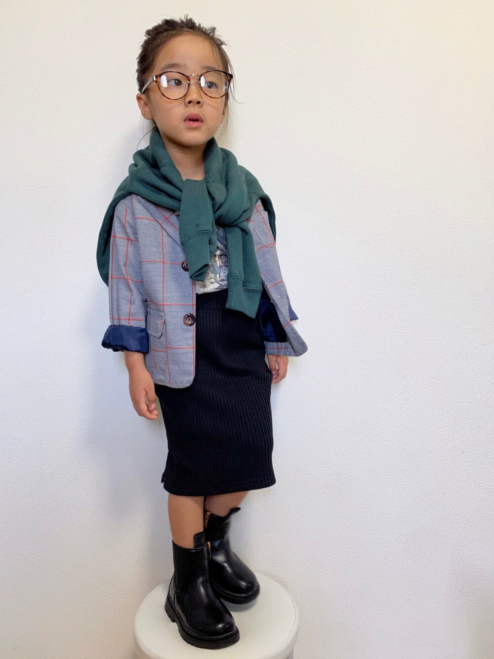 「チェック、スウェット、タイトスカート、ジャケット、ブーツ、めがね、韓国子供服、フォトT」｜「Ocean&Groundのカレッジロゴビッグスウェット（80～140cm）（スウェット、グリーン系）」を使った、ニコとコハさん（キッズ・100cm）の秋コーディネートの1枚目の写真