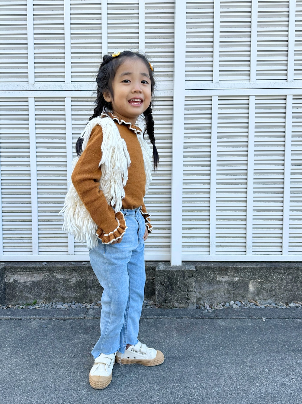 「ファッションを楽しもう、ベスト、ニット、フリンジ、デニム、デニムパンツ、スニーカー、白スニーカー」｜「home&linenのアイテム（ヘアピン、イエロー系）」を使った、ニコとコハさん（キッズ・110cm）の冬コーディネートの1枚目の写真