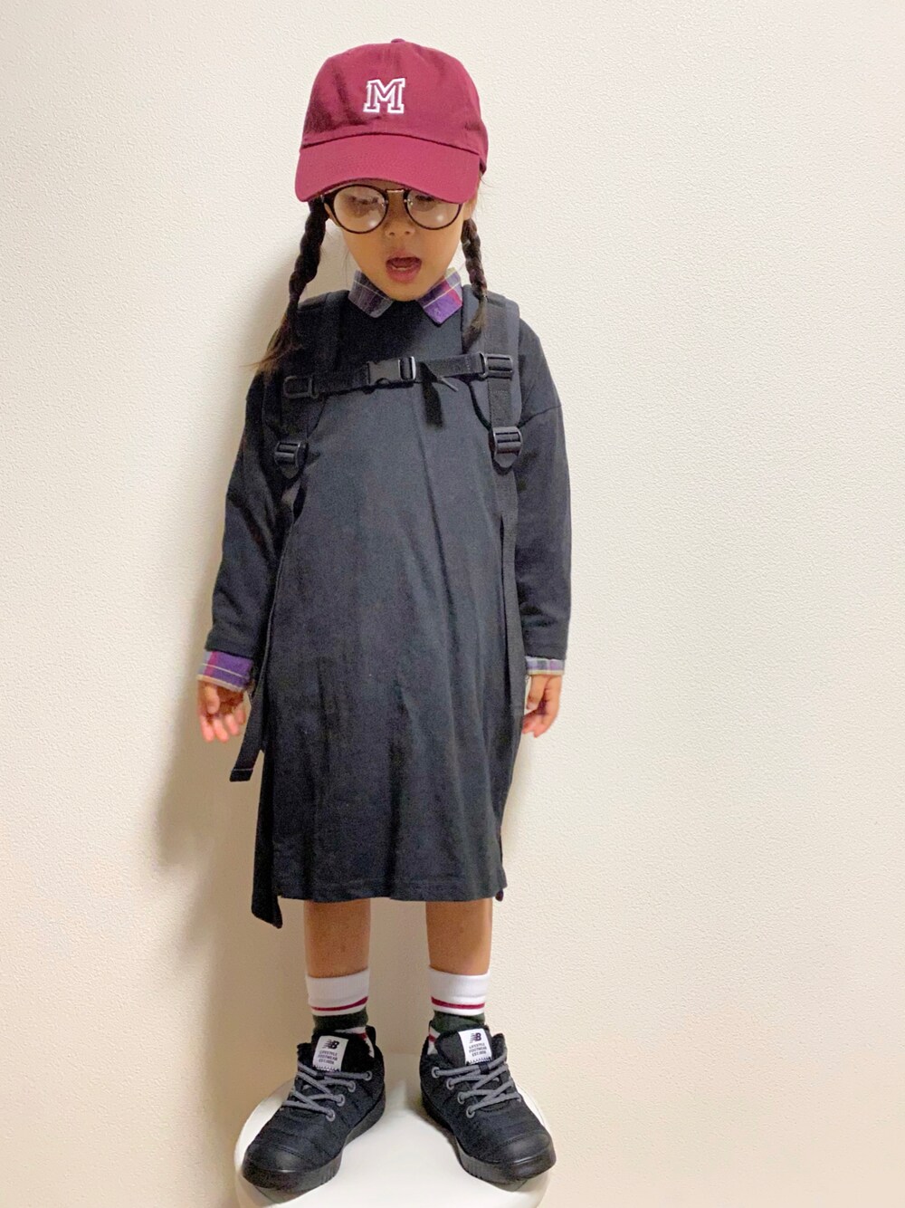 「チェック、ワンピース、チェックシャツ、リュック、キャップ、New Balance、めがね、レイヤードスタイル、スリッポン、THE NORTH FACE、古着MIX、ラインソックス、黒リュック、markey's、あずきいろまつり2021」｜「Deuxieme ClasseのModern Garconne CAP（キャップ、レッド系）」を使った、ニコとコハさん（キッズ・100cm）の秋コーディネートの1枚目の写真
