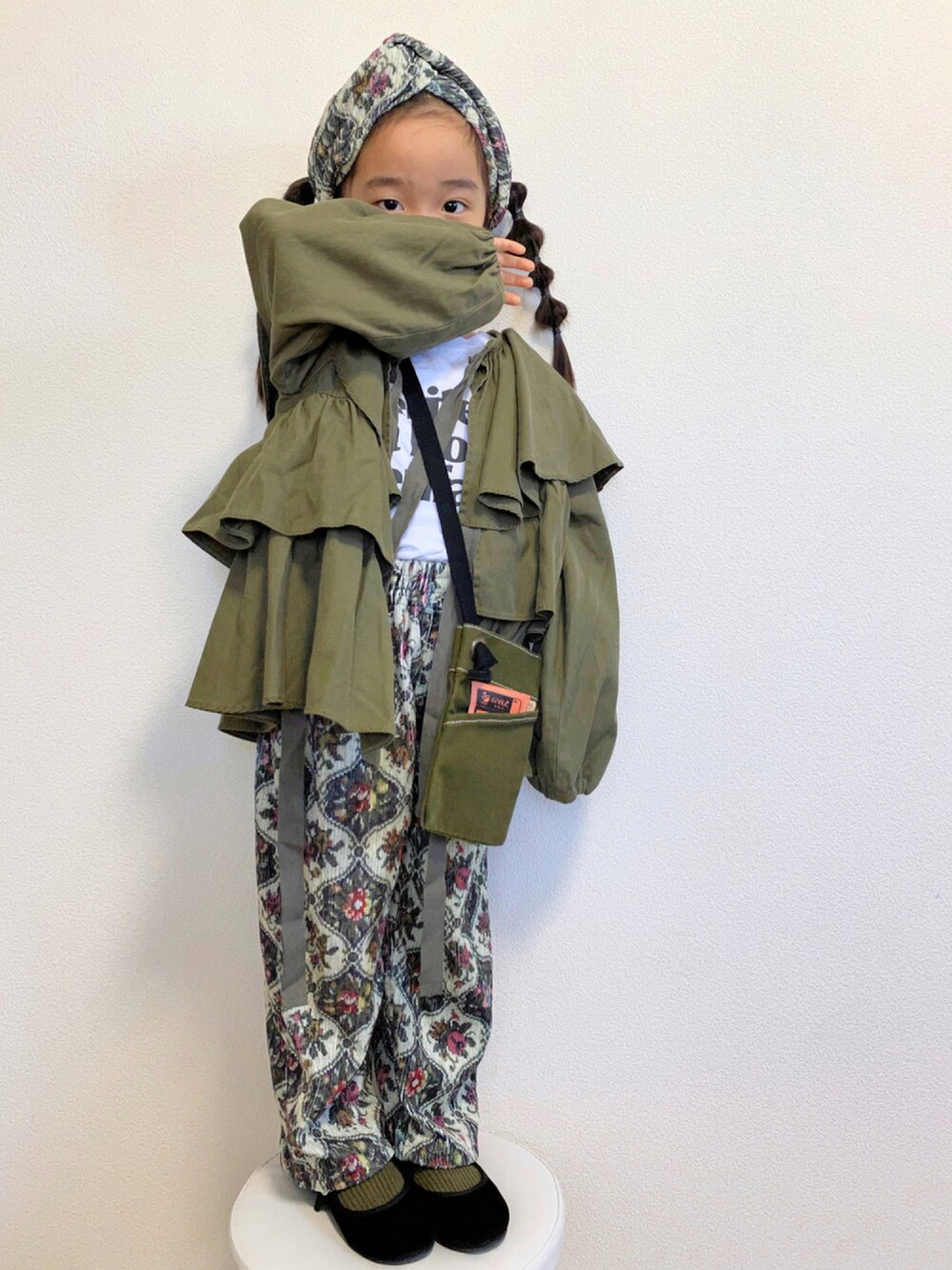 「コーデュロイ、ロゴT、柄パンツ、ヘアバンド、フリル、カーキ、コーデュロイパンツ、バレエシューズ、ポシェット、green label relaxing、だから秋服が好き」｜「GO TO HOLLYWOODのアイテム（ヘアバンド、ホワイト系）」を使った、ニコとコハさん（キッズ・100cm）の秋コーディネートの1枚目の写真