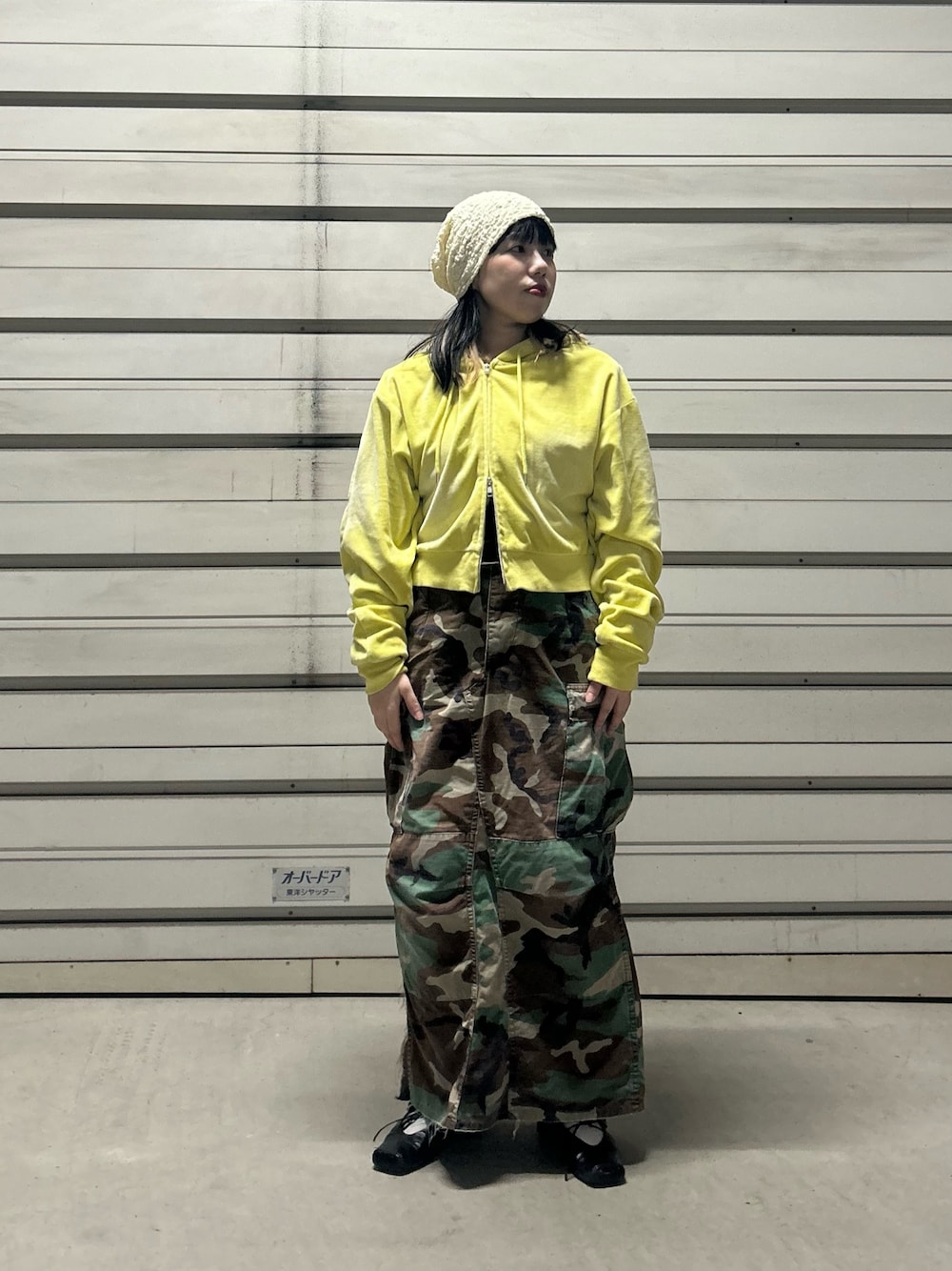 ベージュ系のニットキャップ/ビーニーを着用したレディースの春コーディネートの1枚目の写真