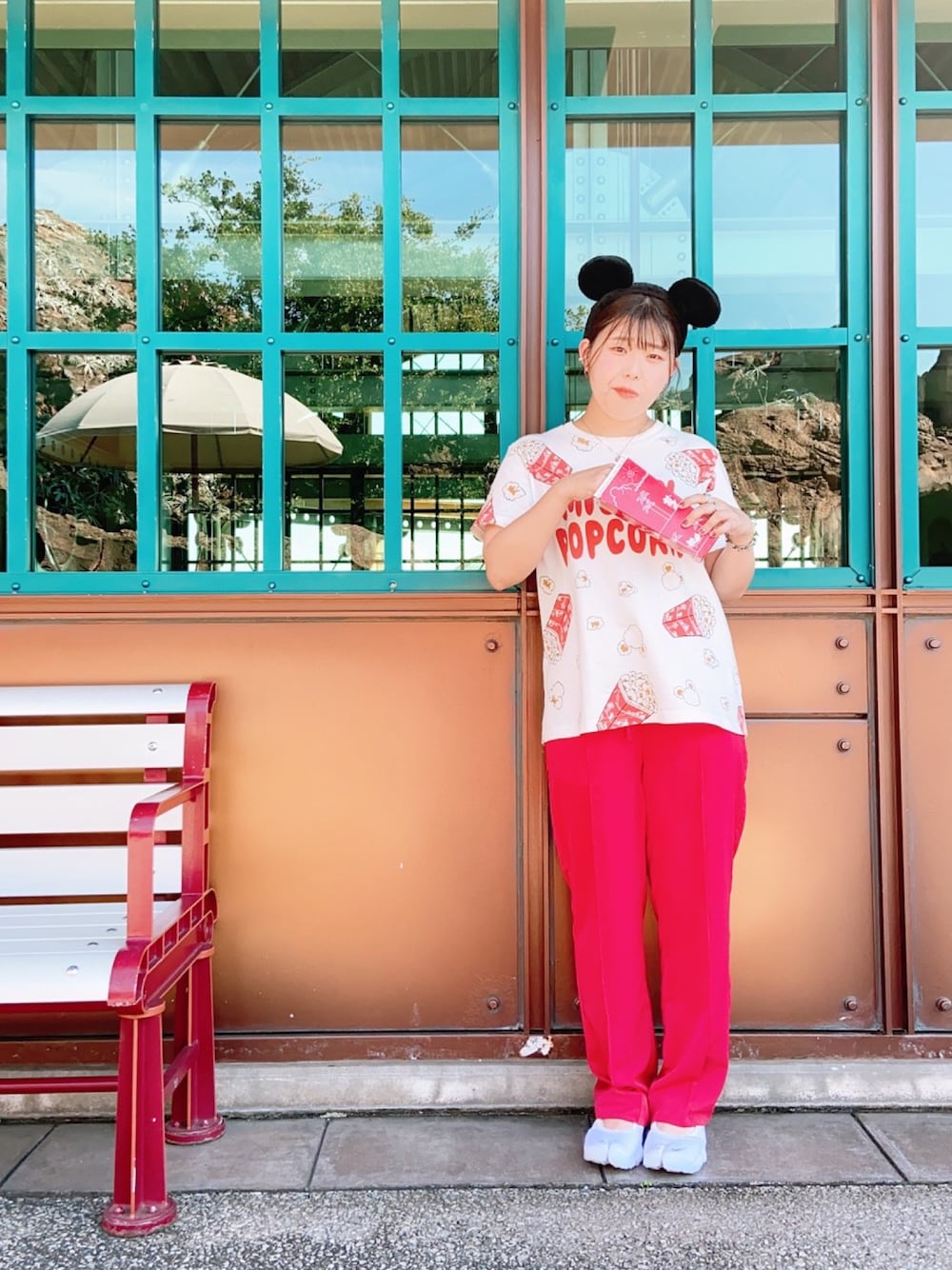 「ディズニーコーデ、ディズニー、ポップコーントップス、ラクチンコーデ、赤コーデ、赤、夏コーデ、夏ディズニー」｜「no brandのアイテム（パンツ、レッド系）」を使った、ぼーさん（レディース・150cm）の春コーディネートの1枚目の写真