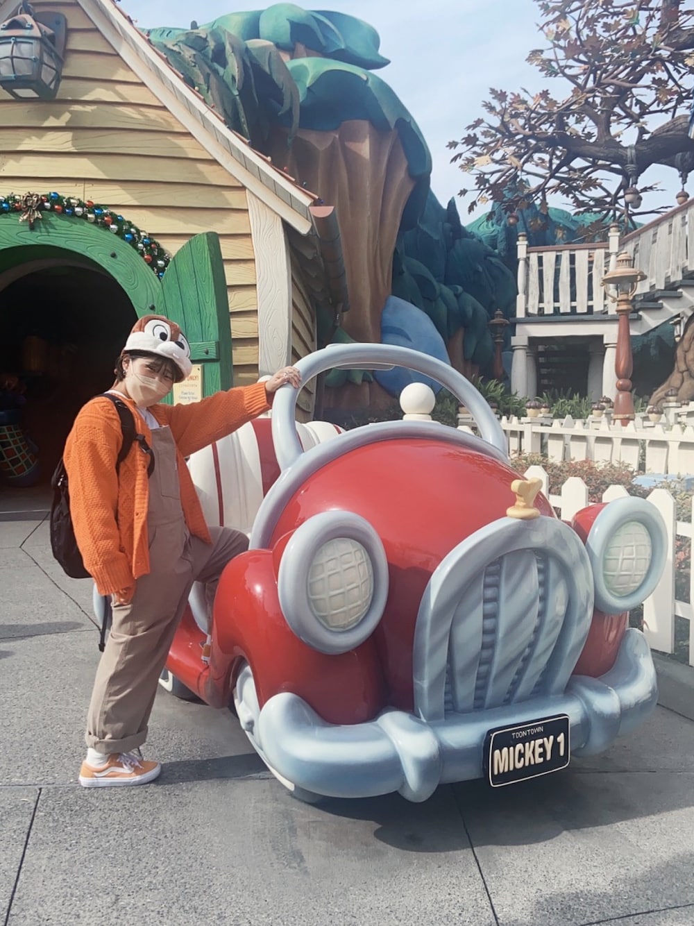 「ディズニー、ディズニーランド、ディズニーコーデ、チップとデール、チップとデールコーデ、カジュアルコーデ、スニーカー、スニーカーコーデ、スニーカー女子」｜「ANOTHER Sのケーブル編みダメージカーディガン（カーディガン/ボレロ、オレンジ系）」を使った、ぼーさん（レディース・150cm）の春コーディネートの1枚目の写真