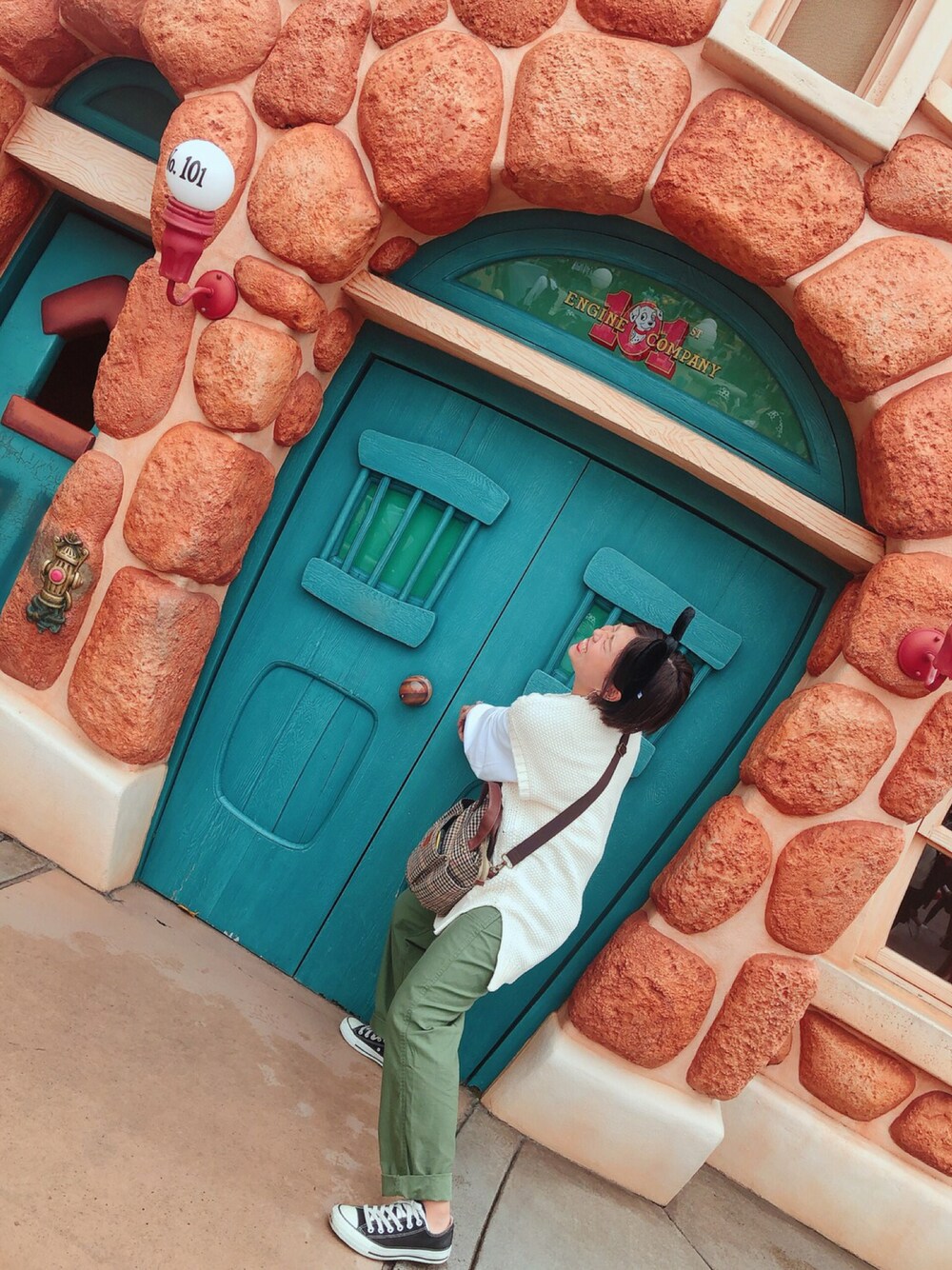「ディズニーコーデ、カジュアルコーデ、ディズニー、ベスト」｜「no brandのアイテム（チノパンツ、グリーン系）」を使った、ぼーさん（レディース・150cm）の春コーディネートの1枚目の写真