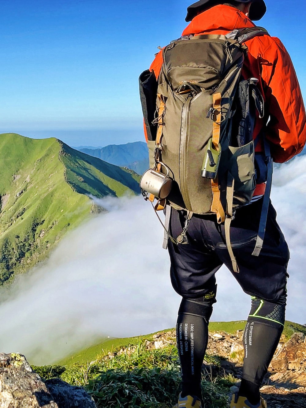 「登山、アウトドアスタイル、リュックスタイル、タイツ×靴下、短パン、スニーカー、マウンテンパーカー、バケットハット」｜「UNIQLOのアイテム（スタジャン、オレンジ系）」を使った、ShoCkleYさん（メンズ・177cm）の秋コーディネートの1枚目の写真