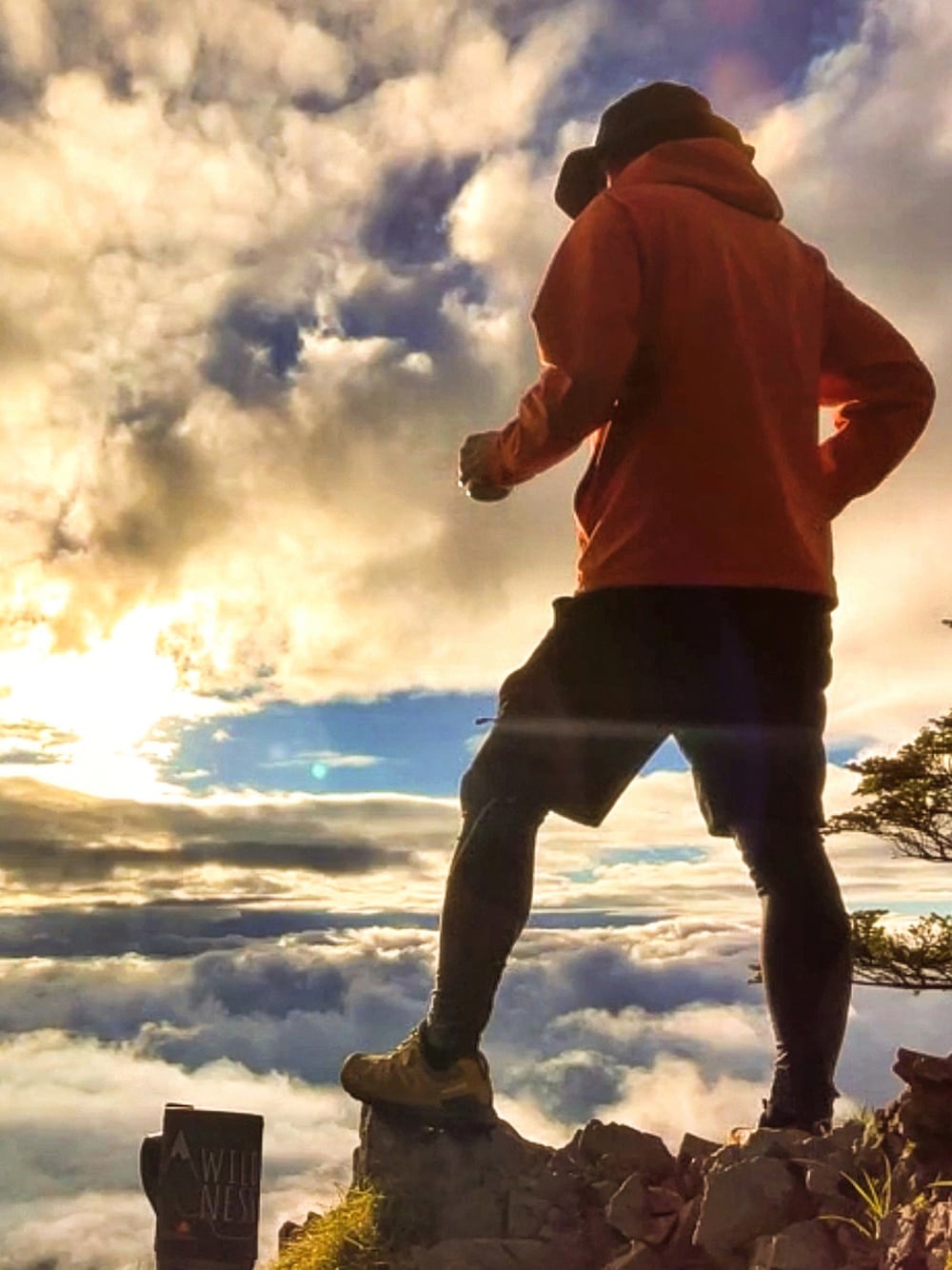 「マウンテンパーカー、アウトドアスタイル、バケットハット、タイツ、登山、スポーツミックス、短パン、登山靴、秋コーデ、THE NORTH FACE、mont-bell、snow peak」｜「UNIQLOのアイテム（スタジャン、オレンジ系）」を使った、ShoCkleYさん（メンズ・177cm）の秋コーディネートの1枚目の写真