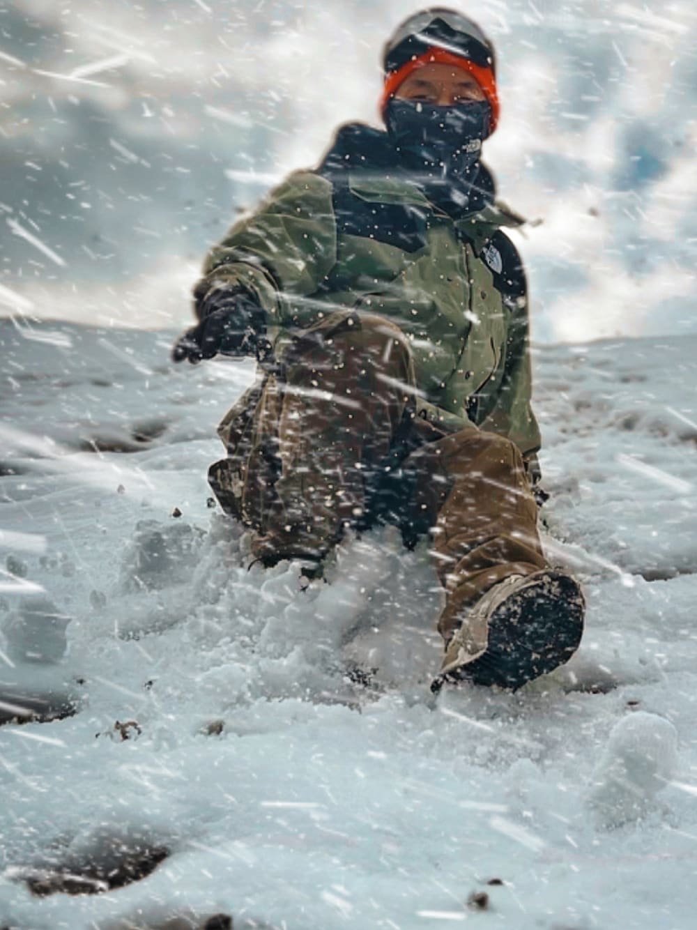 「マウンテンパーカー、カーゴパンツ、ニット帽、登山靴、登山コーデ、秋冬コーデ、RAiseNsE、THE NORTH FACE、フェイスマスク」｜「THE NORTH FACEのアイテム（マウンテンパーカー、その他）」を使った、ShoCkleYさん（メンズ・177cm）の冬コーディネートの1枚目の写真