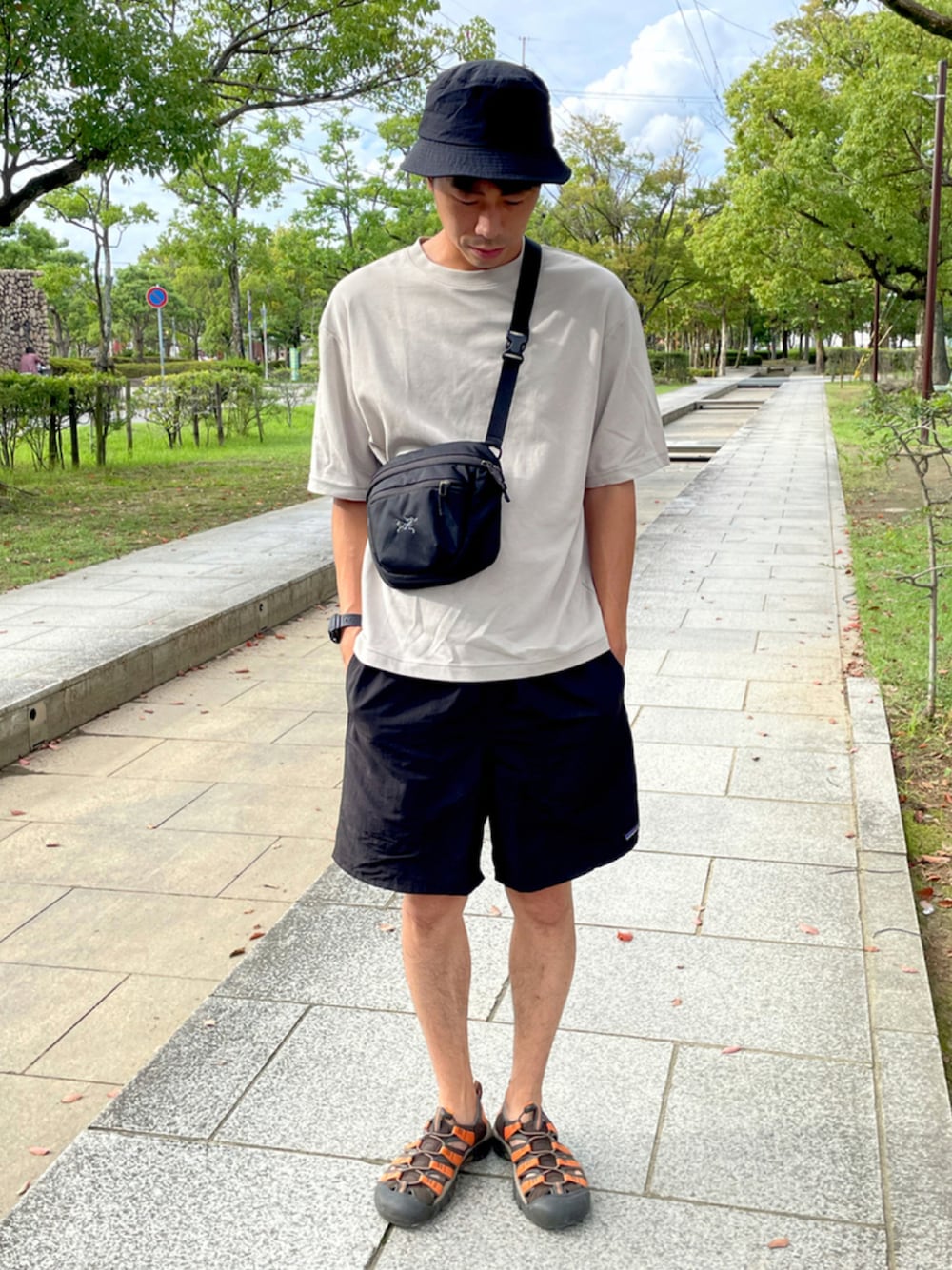 「おしゃれさんと繋がりたい、ビッグシルエット、黒、シンプルコーデ、UNIQLO、キーン(KEEN)、パタゴニア」｜「patagoniaのWEB限定 Patagonia/パタゴニア メンズ・バギーズ・ロング 7インチ（その他パンツ、ブラック系）」を使った、こばいぬさん（メンズ・179cm）の秋コーディネートの1枚目の写真