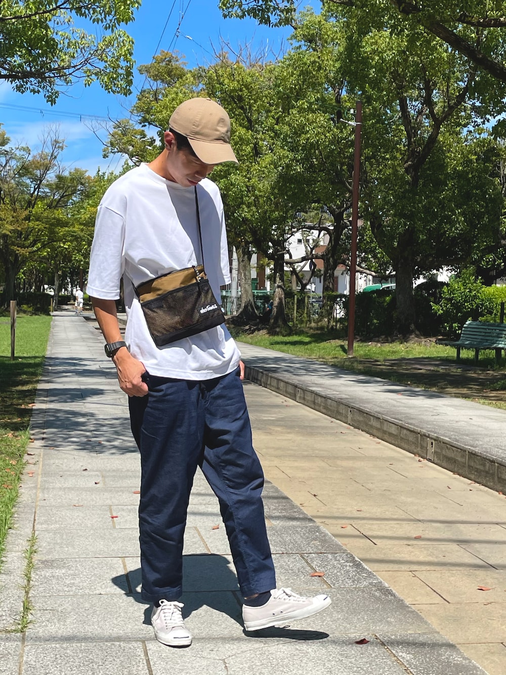 「休日スタイル、カジュアル、ワイドパンツ、白Tシャツ、converse、NEW ERA、WILDTHINGS、gshock、シンプルコーデ、シンプル」｜「CONVERSEのconverse コンバース JACK PURCELL (ジャックパーセル)（スニーカー、グレー系）」を使った、こばいぬさん（メンズ・179cm）の秋コーディネートの1枚目の写真