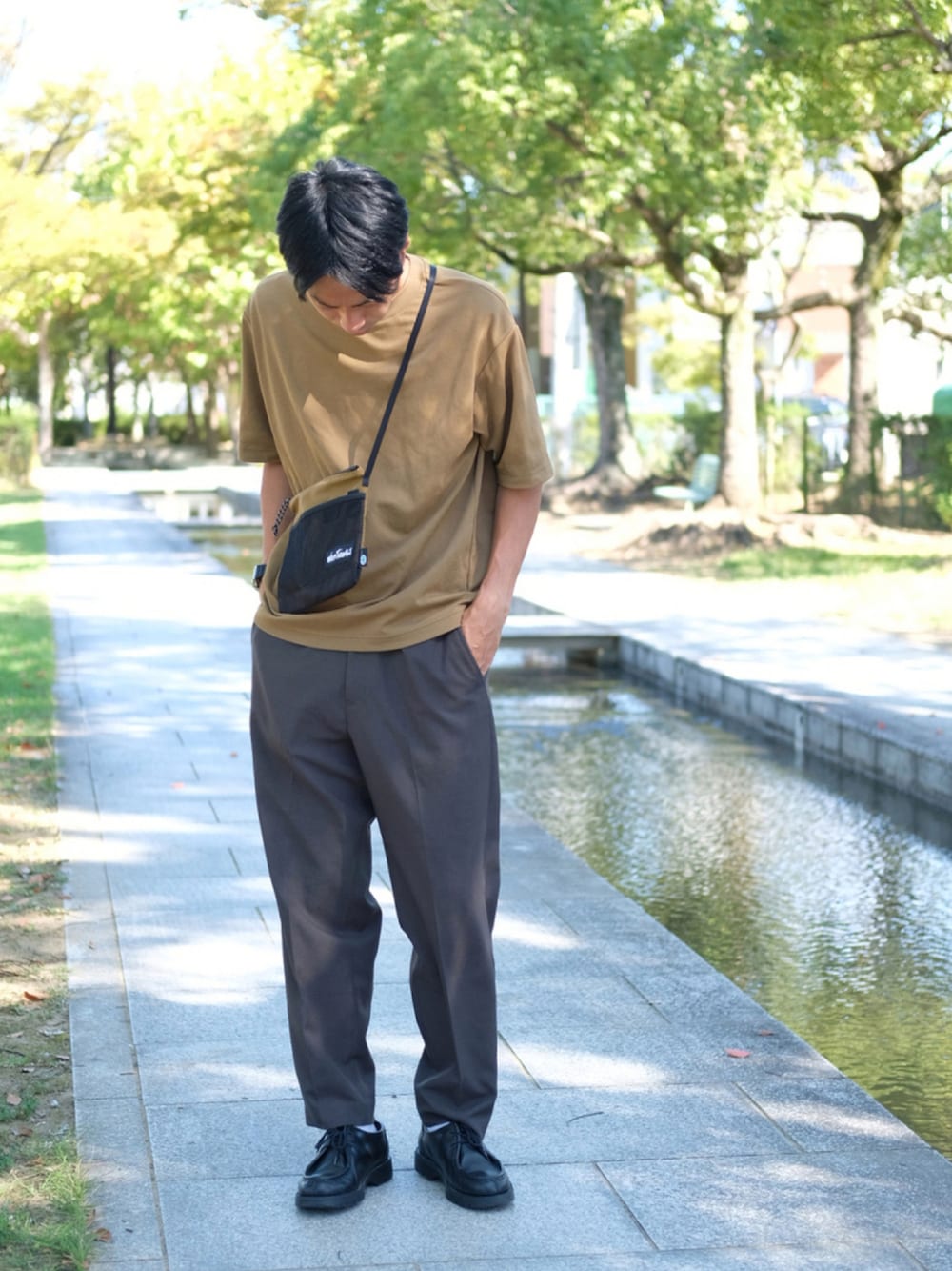 「UNIQLO、WILDTHINGS、シンプルコーデ、KLEMAN、くすみカラー、クレマン、いいね、save、フォローお願いします🤑、オーバーサイズ、きれいめカジュアル」｜「UNIQLOのワイドフィットテーパードパンツ セットアップ可能（その他パンツ、グレー系）」を使った、こばいぬさん（メンズ・179cm）の秋コーディネートの1枚目の写真