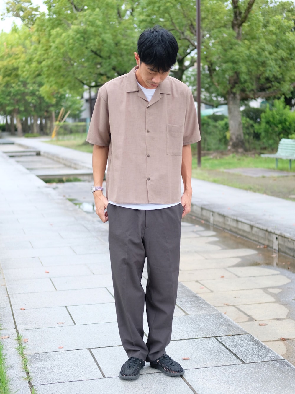 「keen、キーン、KEENONLINE、KEEN UNEEK！、サンダル、UNIQLO、シンプルコーデ、EMMA  CLOTHES、ROLEX、休日スタイル」｜「EMMA CLOTHESのアイテム（シャツ/ブラウス、ベージュ系）」を使った、こばいぬさん（メンズ・179cm）の秋コーディネートの1枚目の写真