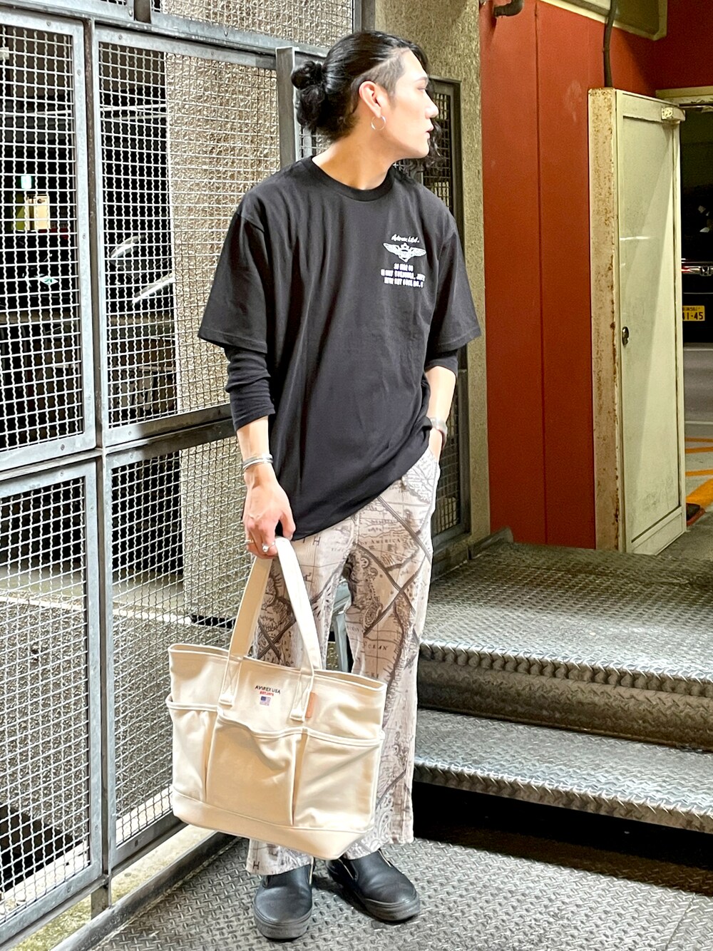 「ミリタリー、AVIREX、刺繍、オーバーサイズ、ootd、ゆるコーデ、AVIREXBelle、AVIREX新潟店、夏だ！Tシャツ着よう！、ファッションの力を信じよう」｜「AVIREXの《直営店限定》スーベニア ホワイト タイガー Tシャツ / SOUVENIR EHITE TIGER T-SHIRT（Tシャツ/カットソー、ブラック系）」を使った、高田さん（メンズ・181cm）の夏コーディネートの1枚目の写真