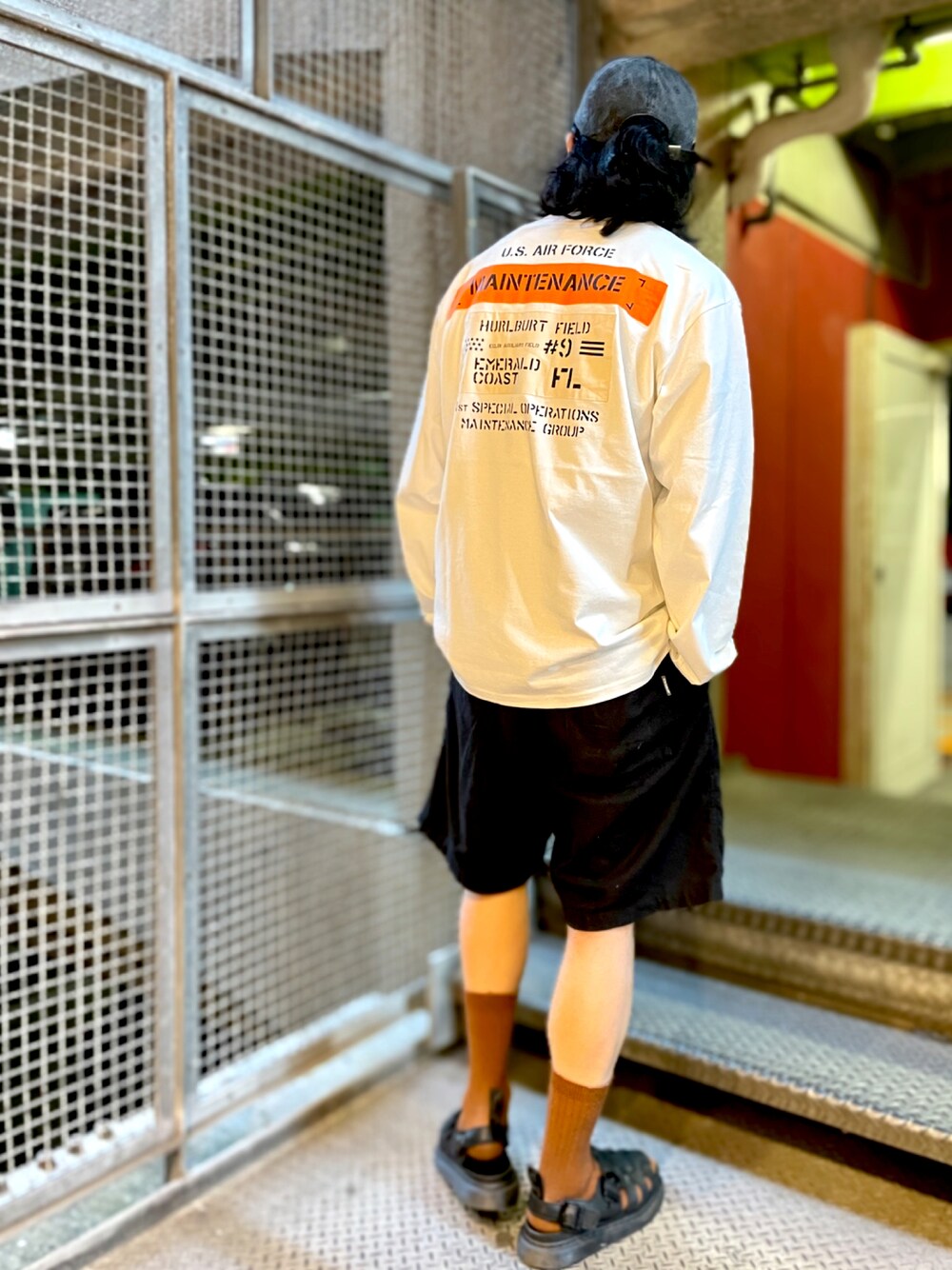 「ミリタリー、夏、AVIREX、ロンT、ラフ、ootd、ゆるコーデ、AVIREXBelle、AVIREX新潟店、ファッションの力を信じよう」｜「AVIREXの【先行予約 8月上旬-8月中旬入荷予定】MAINTENANCE PATCH L/S T-SHIRT / メンテナンス パッチ 長袖Tシャツ（Tシャツ/カットソー、ホワイト系）」を使った、高田さん（メンズ・181cm）の夏コーディネートの1枚目の写真