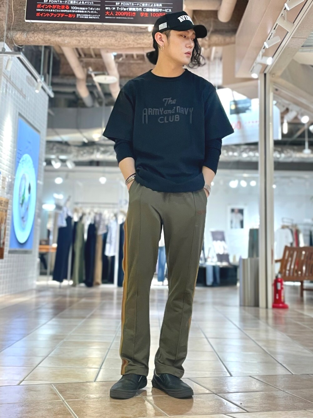 「ビッグシルエット、ミリタリー、キャップ、ストリート、AVIREX、トラックパンツ、夏コーデ、ゆるコーデ、AVIREX新潟店、ファッションの力を信じよう」｜「AVIREXの×NEW ERA 9フォーティー Aフレーム ロゴキャップ アジャスタブル/9 FORTY A-FRAME LOGO CAP（キャップ、ブラック系）」を使った、高田さん（メンズ・181cm）の春コーディネートの1枚目の写真