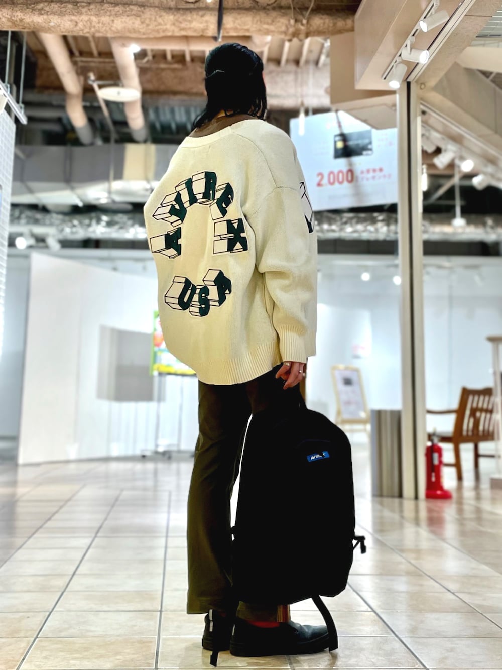 「カーディガン、ミリタリー、カジュアル、AVIREX、春、ootd、ゆるコーデ、はるコーデ、AVIREX新潟店、ファッションの力を信じよう」｜「AVIREXの【直営店限定】 コットン ニット コーディガン サークルロゴ / COTTON KNIT CARDIGAN CIRCLE LOGO / アヴィレックス / AVIREX（カーディガン/ボレロ、ホワイト系）」を使った、高田さん（メンズ・181cm）の冬コーディネートの1枚目の写真