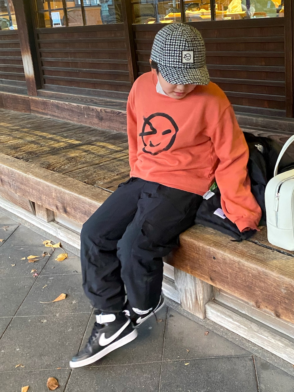 「カジュアルコーデ、スウェット、キッズコーデ、キッズファッション、キッズ、カラーコーデ、おとこのこ、男の子、男の子コーデ」｜「ZARA KIDSのアイテム（パンツ、ブラック系）」を使った、saさん（キッズ・133cm）の冬コーディネートの1枚目の写真