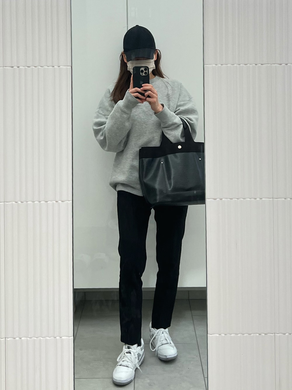 「シンプルコーデ、カジュアルスタイル、シンプル、カジュアル、ママコーデ、ママファッション」｜「VARZARのVARZAR(バザール)/Stud logo over fit ball cap（キャップ、ブラック系）」を使った、saさん（レディース・155cm）の春コーディネートの1枚目の写真