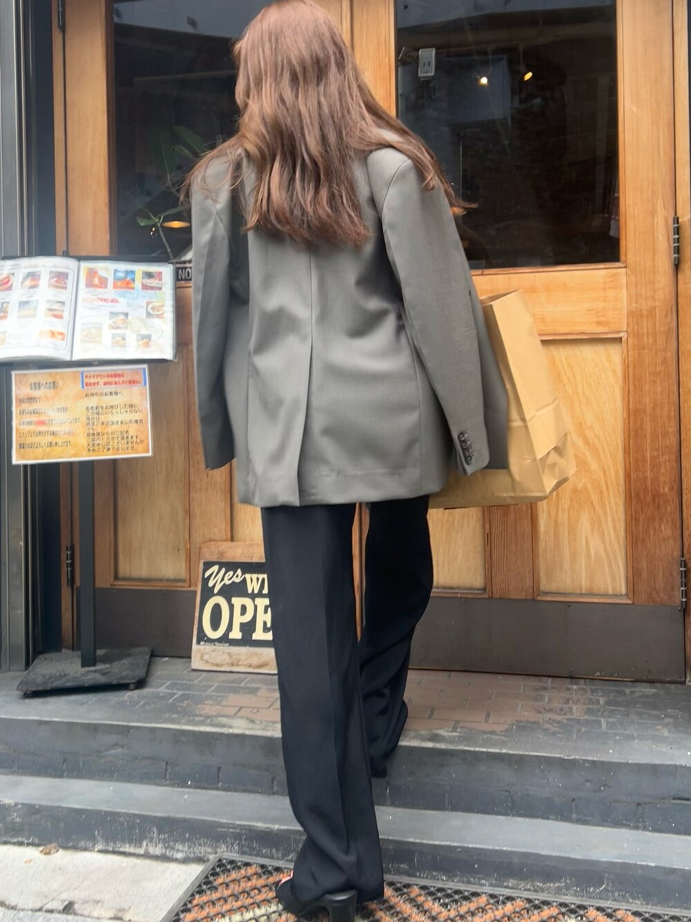 「きれいめカジュアル、春、春ファッション、キレイめ、ママファッション、ママコーデ、シンプルコーデ、シンプル」｜「STUNNING LUREのリライム2WAYパンツ（スラックス、ブラック系）」を使った、saさん（レディース・155cm）の春コーディネートの1枚目の写真