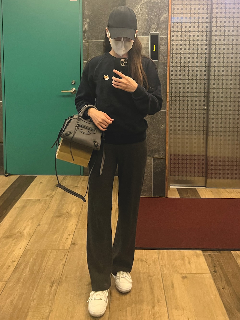 「パンツスタイル、ゆるコーデ、秋のコーデ、ママコーデ、ママファッション」｜「Maison KitsuneのSWEATSHIRT FOX HEAD PATCH（スウェット、ブルー系）」を使った、saさん（レディース・155cm）の秋コーディネートの1枚目の写真