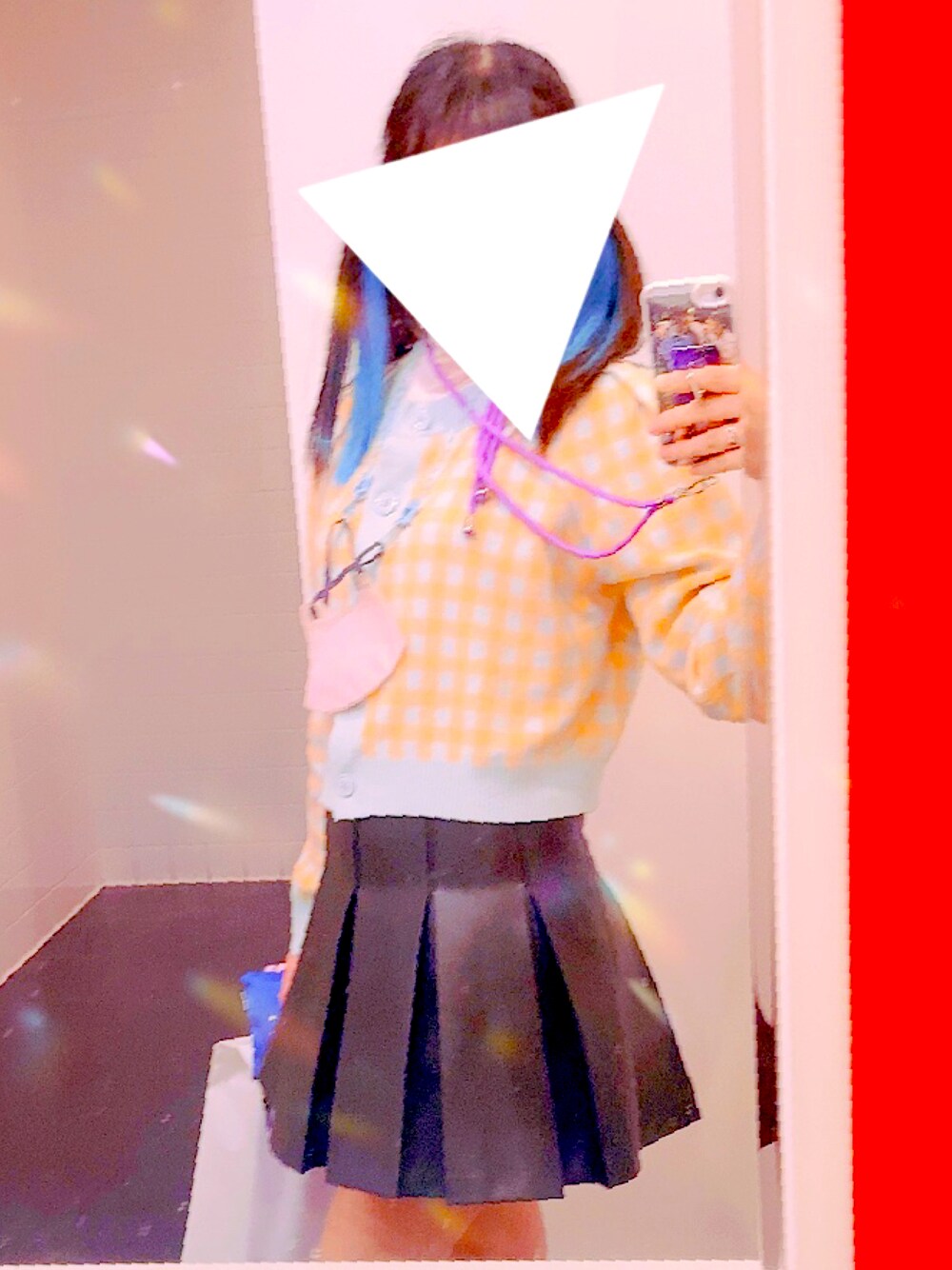 「ラクチンコーデ、カジュアル、春服、低身長、派手髪、青髪、インナーカラー、ツインテール、休日スタイル、プチプラ、プチプラコーデ」｜「Figmentsのフェイクレザープリーツミニスカート（スカート、ブラック系）」を使った、pickaliceさん（レディース・158cm）の春コーディネートの1枚目の写真