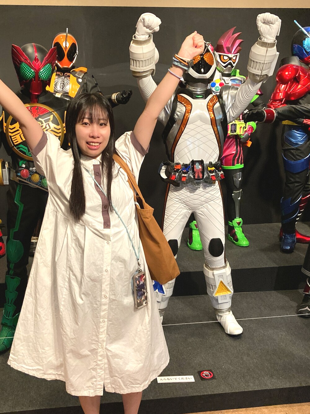 「仮面ライダー部、お出かけコーデ、夏コーデ、シンプルコーデ、オトナカジュアル、ゆるコーデ、低身長女子、オトナカワイイ、シャツワンピ、骨格ナチュラル、ブルベ冬、仮面ライダー」｜「179/WGのドルマンスリーブシャツワンピース（ワンピース、ホワイト系）」を使った、pickaliceさん（骨格ナチュラル・レディース・158cm）の夏コーディネートの1枚目の写真