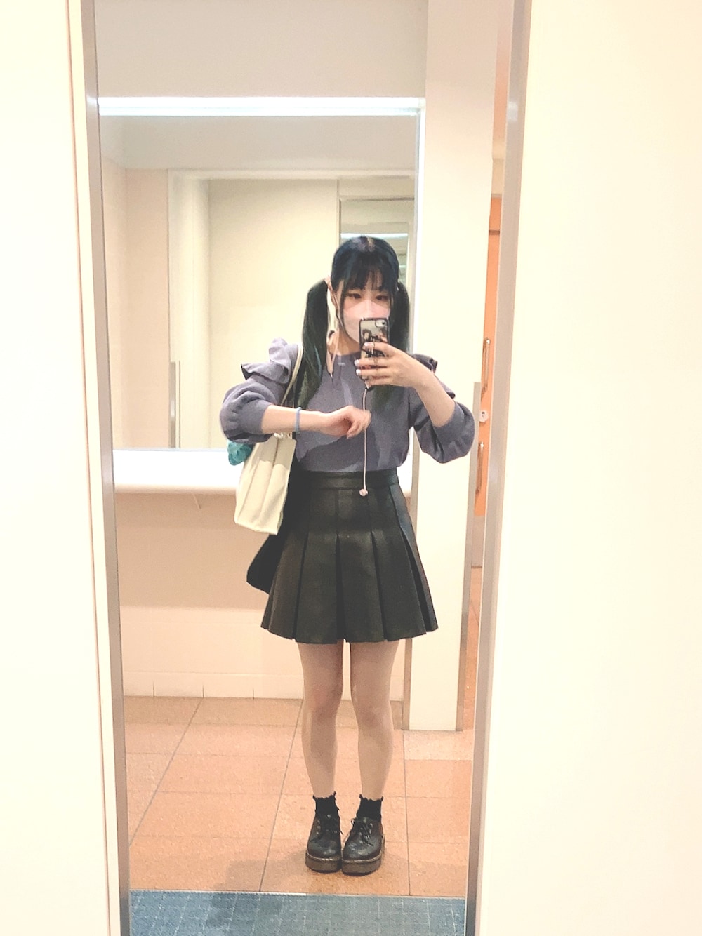 「カジュアル、お出かけコーデ、休日スタイル、ブルー、厚底シューズ、夏だ！Tシャツ着よう！、青髪、ブルーヘアー、骨格ナチュラル、骨格ウェーブ」｜「Figmentsのフェイクレザープリーツミニスカート（スカート、ブラック系）」を使った、pickaliceさん（レディース・158cm）の春コーディネートの1枚目の写真