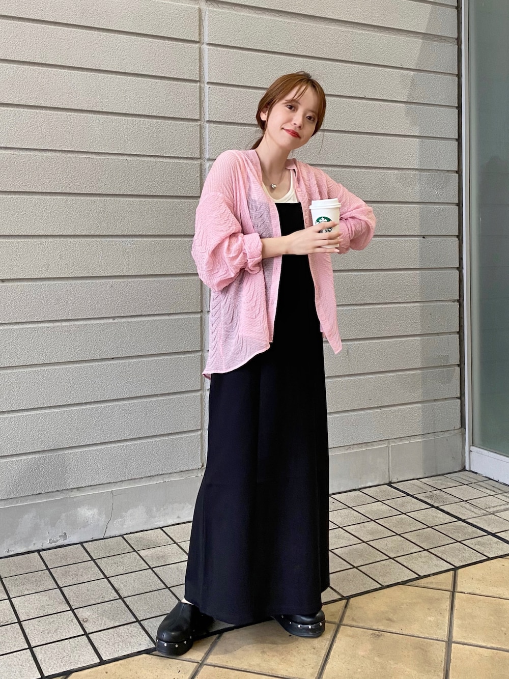 Kastaneのアイテムを使った「ピンクシャツ」の人気ファッション