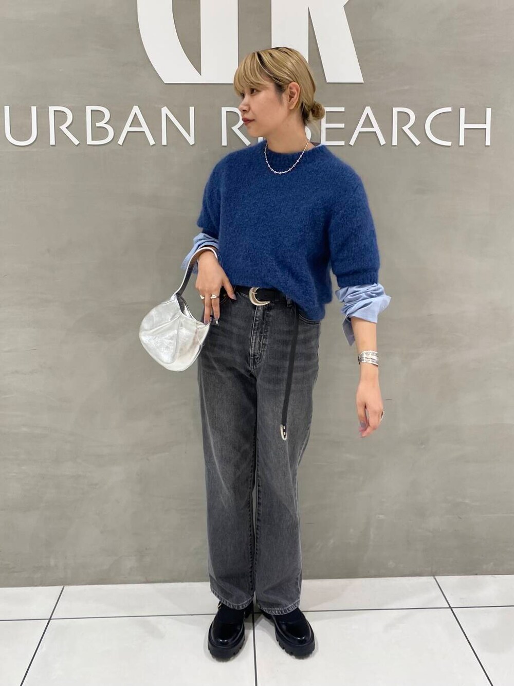 ブラック系のデニムパンツ、ブラック系のその他シューズ、ブルー系のTシャツ/カットソーを着用したレディースの秋コーディネートの1枚目の写真