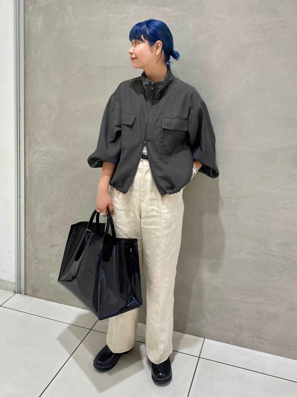 「URBANRESEARCH、高身長おススメアウター、春アウターコーデ、私のイチ推しブランド、スタッフのこれ買いました、過ごしやすい」｜「URBAN RESEARCHのnew basic　リネンハイウエストパンツ（その他パンツ、ベージュ系）」を使った、ナカムラさん（レディース・164cm）の春コーディネートの1枚目の写真