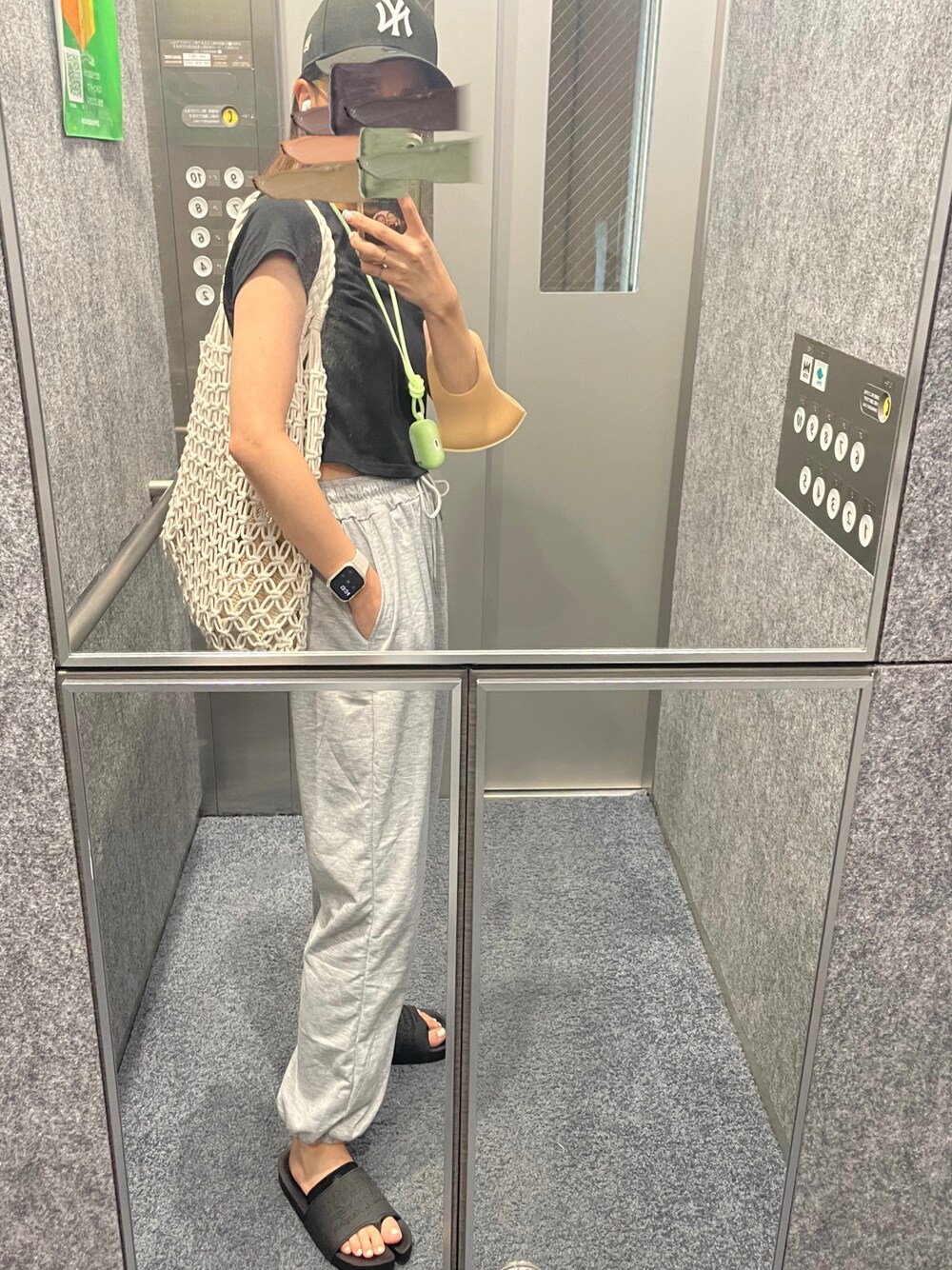 「夏、シンプル、BOTTEGA VENETA、Maison Margiela、ビーチサンダル」｜「NEW ERAのアイテム（キャップ、ブラック系）」を使った、🐇226285🐈さん（レディース・154cm）の夏コーディネートの1枚目の写真