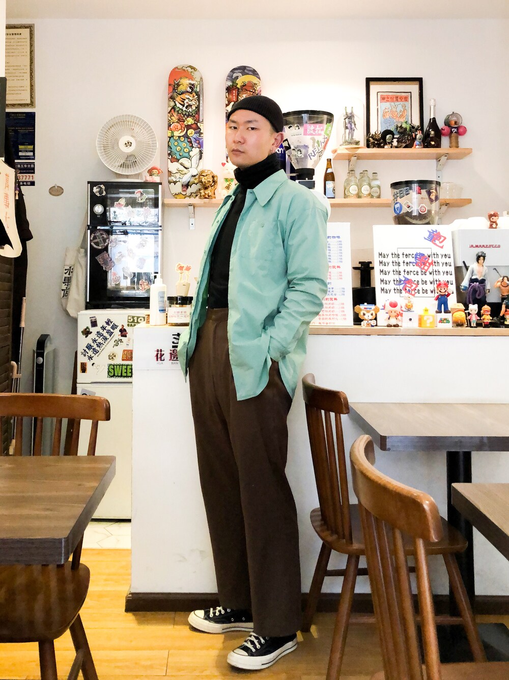 「ootd、街头搭配、春コーデ」｜「CONVERSEのアイテム（スニーカー、ブラック系）」を使った、老花さん（メンズ・178cm）の冬コーディネートの1枚目の写真