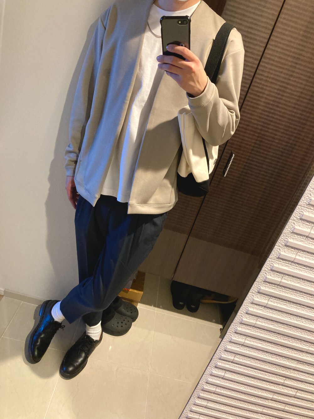 「シンプル、春、カーディガン、カジュアル、スラックス、ベージュ、ネイビー、おしゃれさんと繋がりたい、いいね、save、フォローお願いします🤑」｜「MONO-MARTのチノトラウザーズ テーパードシルエット アンクルTRスラックス（スラックス、ブルー系）」を使った、shoさん（メンズ・178cm）の春コーディネートの1枚目の写真