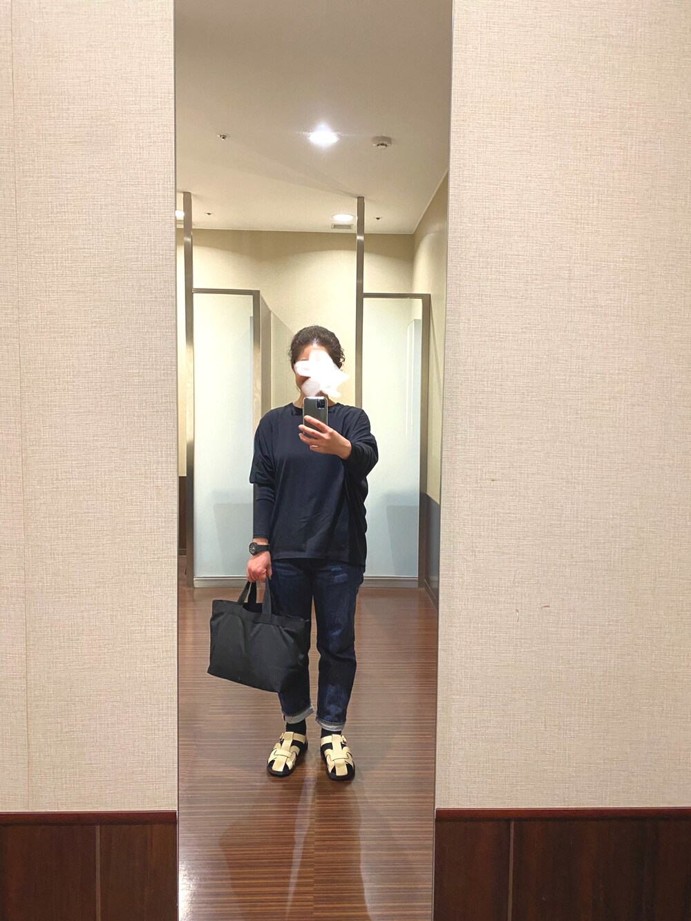 「おしゃれさんと繋がりたい、黒、デニム、Tシャツ、グルカサンダル、トートバッグ、Gショック、UNIQLO、RESOLUTE、RESOLUTE710、ZARA、GU、CASIO」｜「UNIQLOのスムースコットンドルマンスリーブT（7部袖）（Tシャツ/カットソー、ブラック系）」を使った、はむさん（レディース・158cm）の春コーディネートの1枚目の写真
