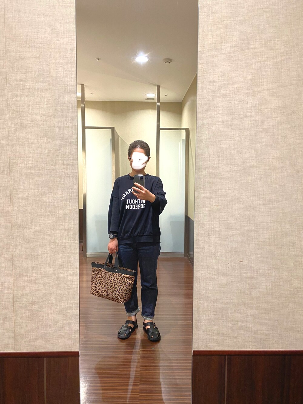 「ごきげんウィーク、春夏コーデ、黒、ブラック×レオパード、ブラック、トートバッグ、デニム、グルカサンダル、レオパード、GU、RESOLUTE、RESOLUTE710、ZARA、おしゃれさんと繋がりたい、ロゴスウェット」｜「GUのワイドフィットＴ　メンズM（Tシャツ/カットソー、ブラック系）」を使った、はむさん（レディース・158cm）の春コーディネートの1枚目の写真