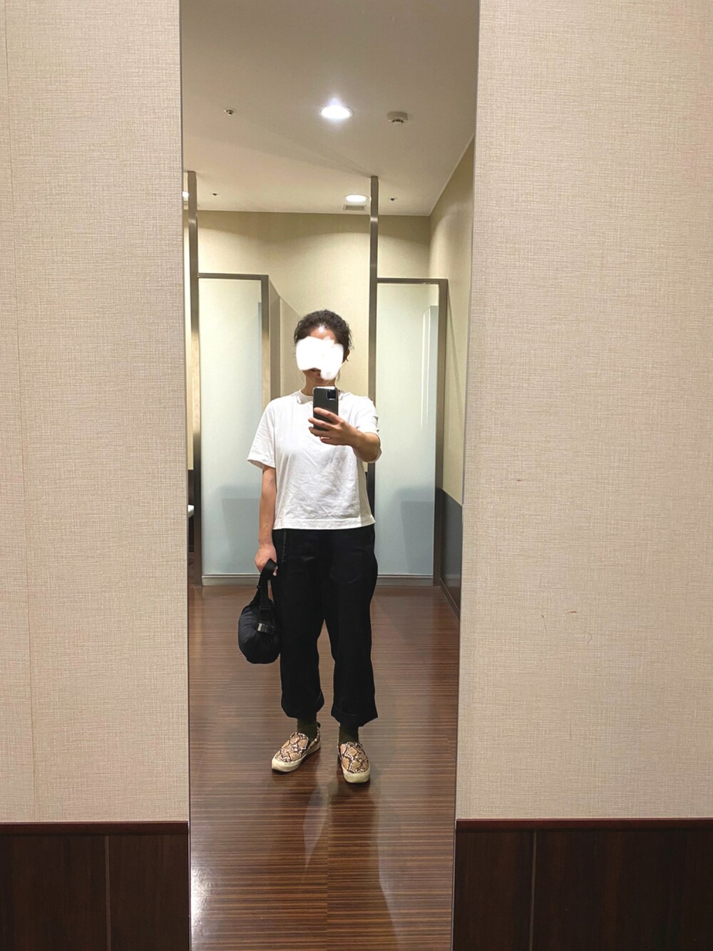 「シンプル、UNIQLO、ZARA、orslow、モノトーン、パイソン柄、おしゃれさんと繋がりたい」｜「orSlowのアイテム（チノパンツ、ブラック系）」を使った、はむさん（レディース・158cm）の秋コーディネートの1枚目の写真