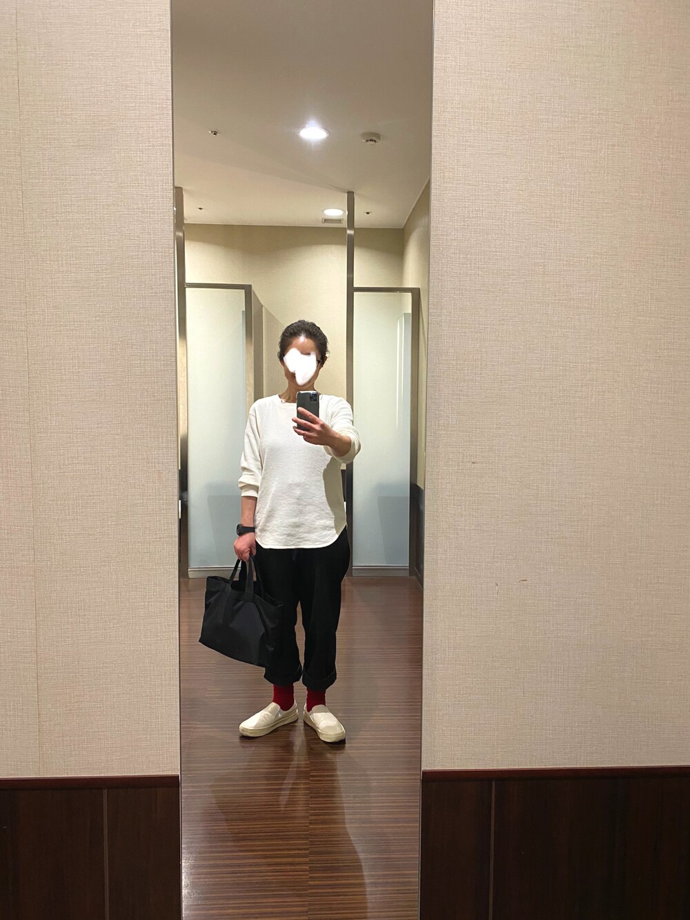 「春服、赤靴下、モノトーン、トートバッグ、orslow、ZARA、UNIQLO、おしゃれさんと繋がりたい」｜「UNIQLOのワッフルクルーネックT（7分袖）（Tシャツ/カットソー、ホワイト系）」を使った、はむさん（レディース・158cm）の春コーディネートの1枚目の写真
