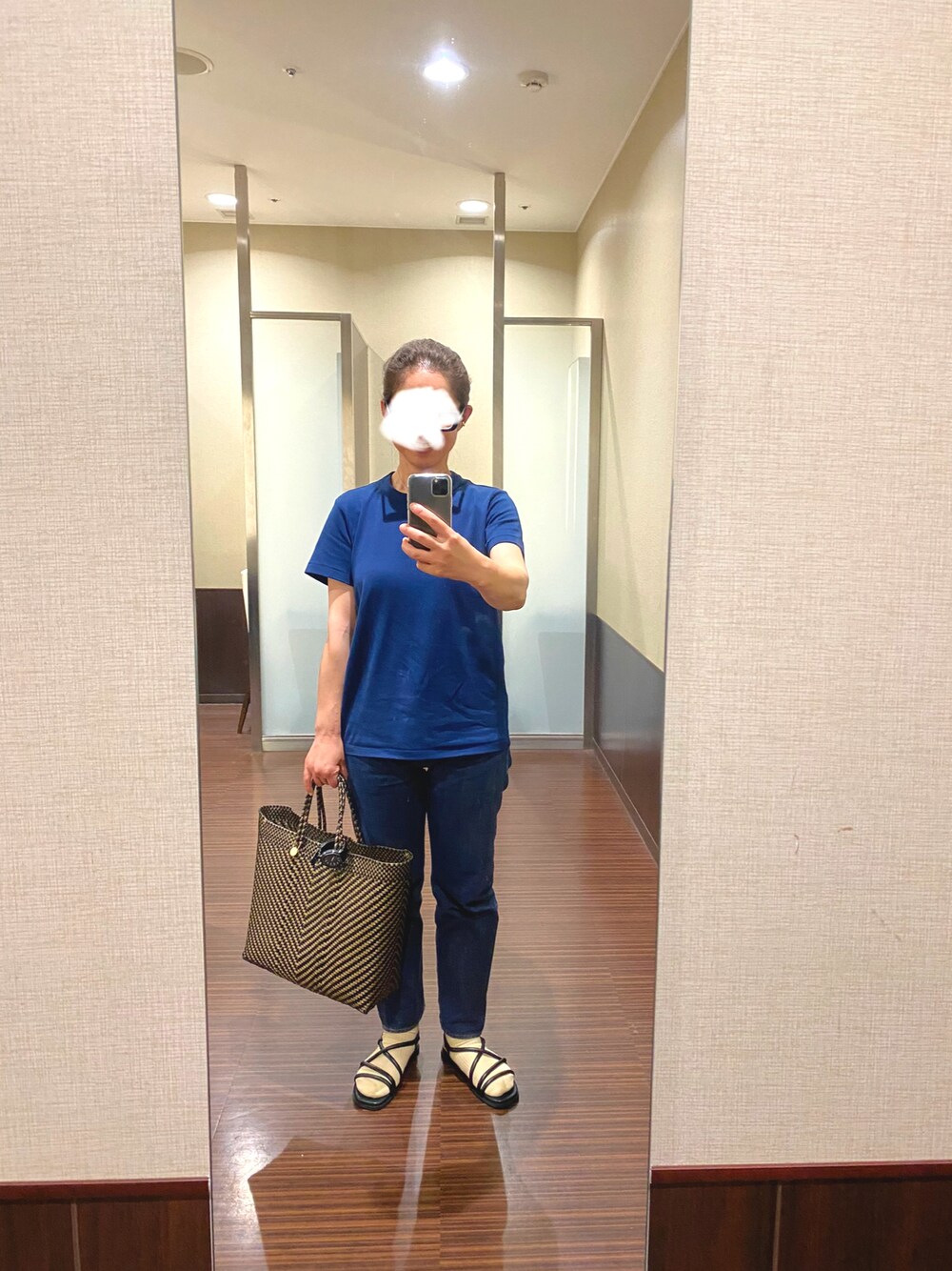 「シンプル、おしゃれさんと繋がりたい、Tシャツ×デニム、Tシャツ、クルーネックTシャツ、UNIQLO U、デニム、RESOLUTE710、Gショック、メルカドバッグ、Letra、金子眼鏡、ナローストラップサンダル」｜「UNIQLOのクルーネックT UNIQLO U ネイビーXL（Tシャツ/カットソー、ブルー系）」を使った、はむさん（レディース・158cm）の夏コーディネートの1枚目の写真
